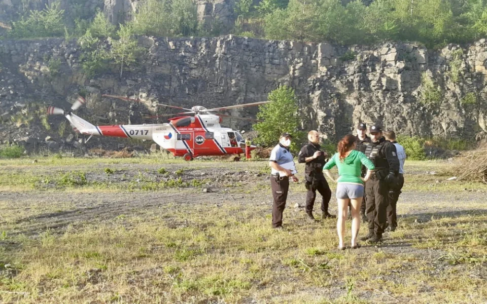 Oslava narozenin se změnila v boj o život, intoxikovaného muže oživovali policisté