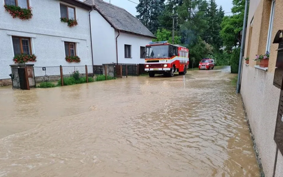 Hráz polderu nevydržela obrovský nápor z přívalového lijáku, protrhla se a zaplavila obec na Rokycansku