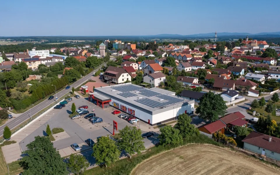 size4-16246139814314-60-poptavka-po-fotovoltaice-stale-roste-eon-instaluje-solarni-panely-na-prodejny-penny-market-po-celem-
