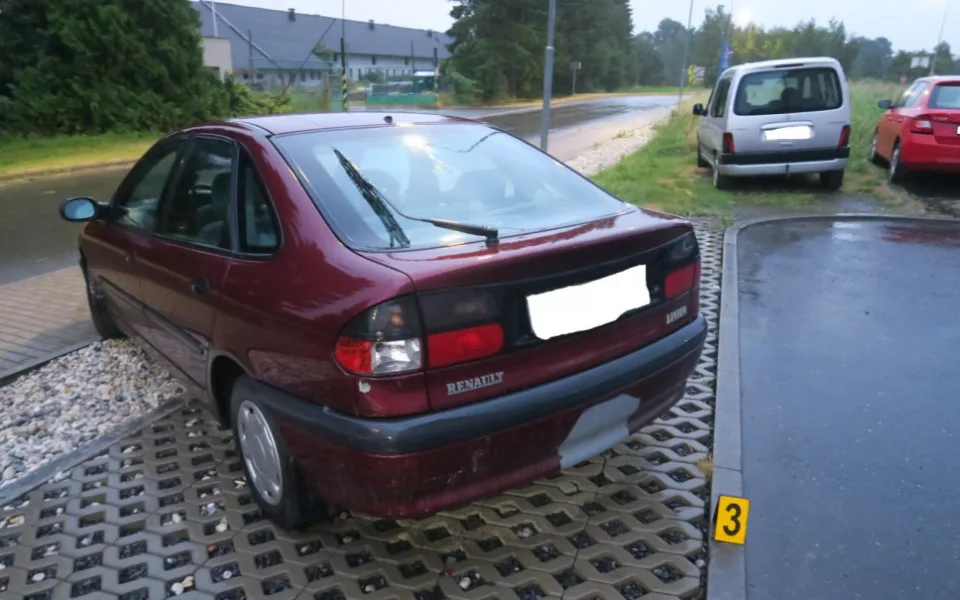 Sedmnáctiletý mladík si tajně vypůjčil auto své matky, při parkování naboural další vůz