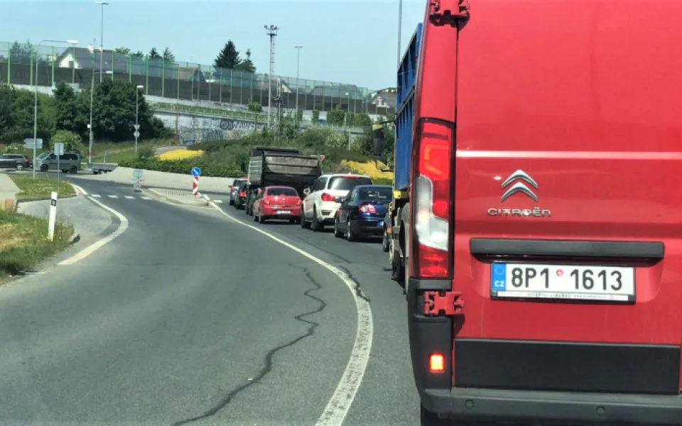 Řidiči přijíždějící do Plzně neměli o plánované uzavírce ani tušení a zůstali trčet desítky minut v dlouhých kolonách