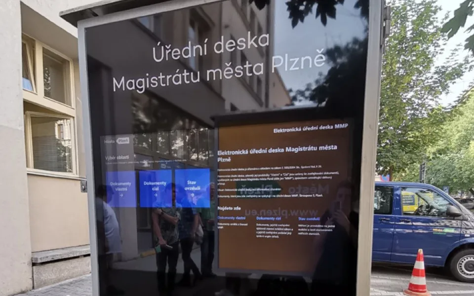 Klasickou úřední desku vyměnilo město za přehlednější elektronickou