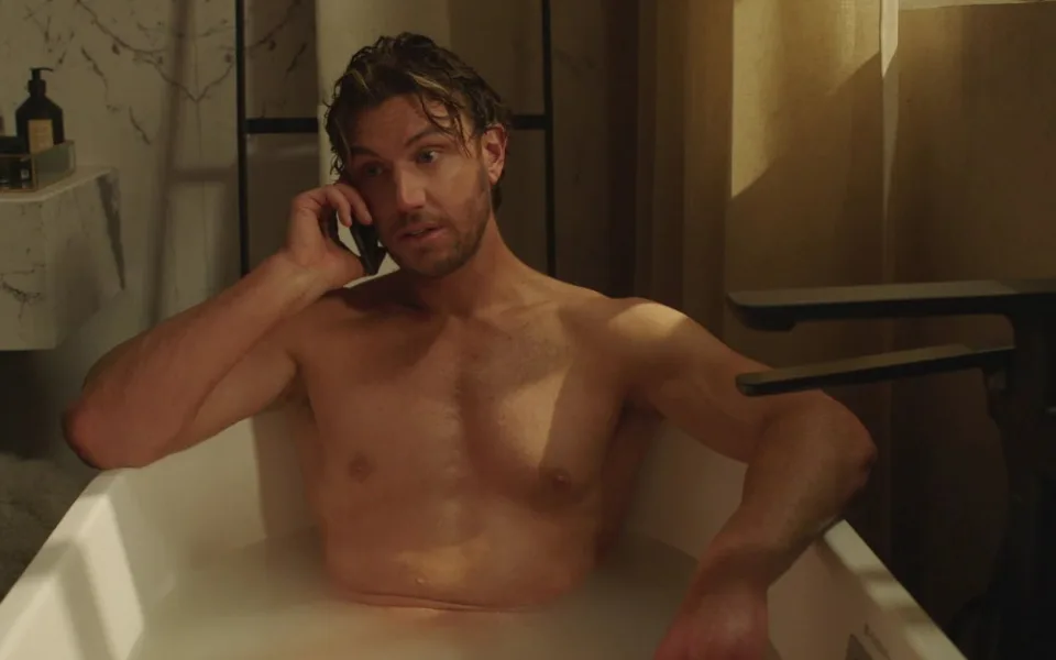 size4-16251311092911-60-serial-na-netflixu-se-neboji-ukazat-detailne-penis-to-vsak-na-uspech-nestaci