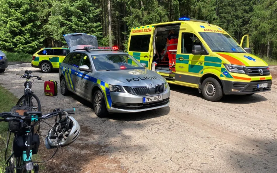 Záchranáři a policisté zasahují v Brdech na místě, kde se zranila starší cyklistka
