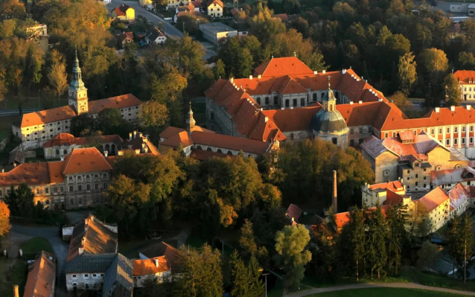Rozsáhlý klášter v Plasích je z velké části využitý, běží tam poslední projekty