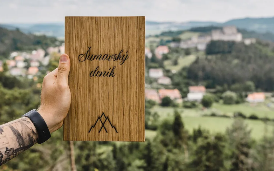 Za populárním projektem Fotíme Šumavu stojí mladí manželé z Prahy, teď vytvořili i Šumavské deníky