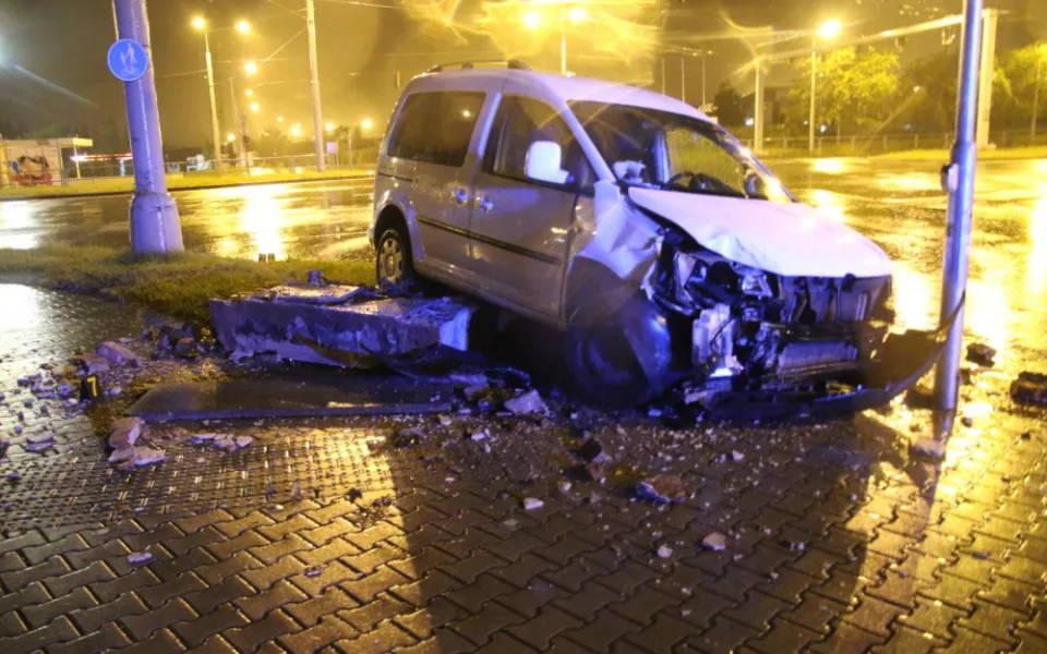 Řidič smetl betonový sloupek a zastavil se až před semaforem, z místa nehody odešel
