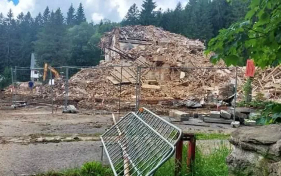 Tohle zbylo z hotelu RIXI, fotografováno dnes ve 13.00 hodin