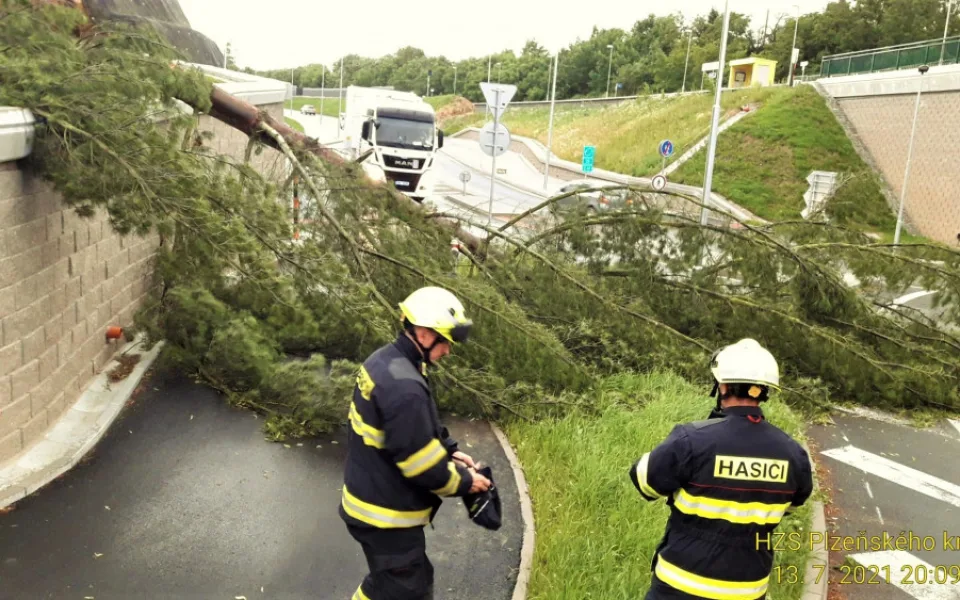 Přes Plzeňsko se večer přehnala bouřka, hasiči vyjíždějí k desítkám popadaných stromů