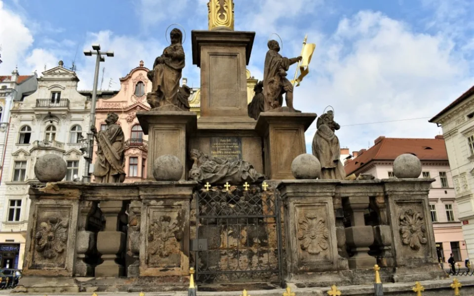 Oprava morového sloupu na plzeňském náměstí Republiky bude hotová ještě letos