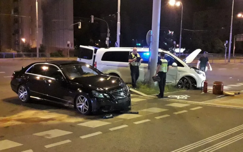 Na křižovatce se srazily dva mercedesy, v autech cestovalo osm lidí