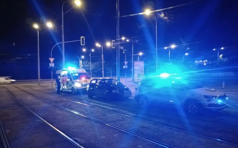 Pohřešovaný senior se v autě nebezpečně proháněl ulicemi Plzně. Ani nevěděl, že je v ČR