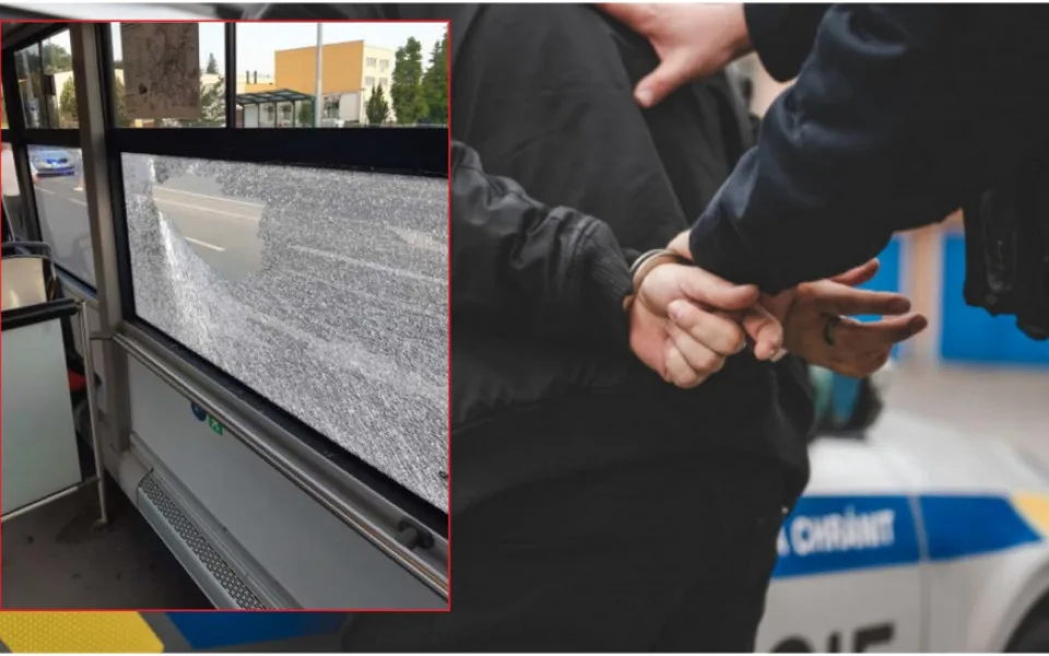 Silně opilý muž mrštil prázdnou lahví od tvrdého alkoholu po autobusu