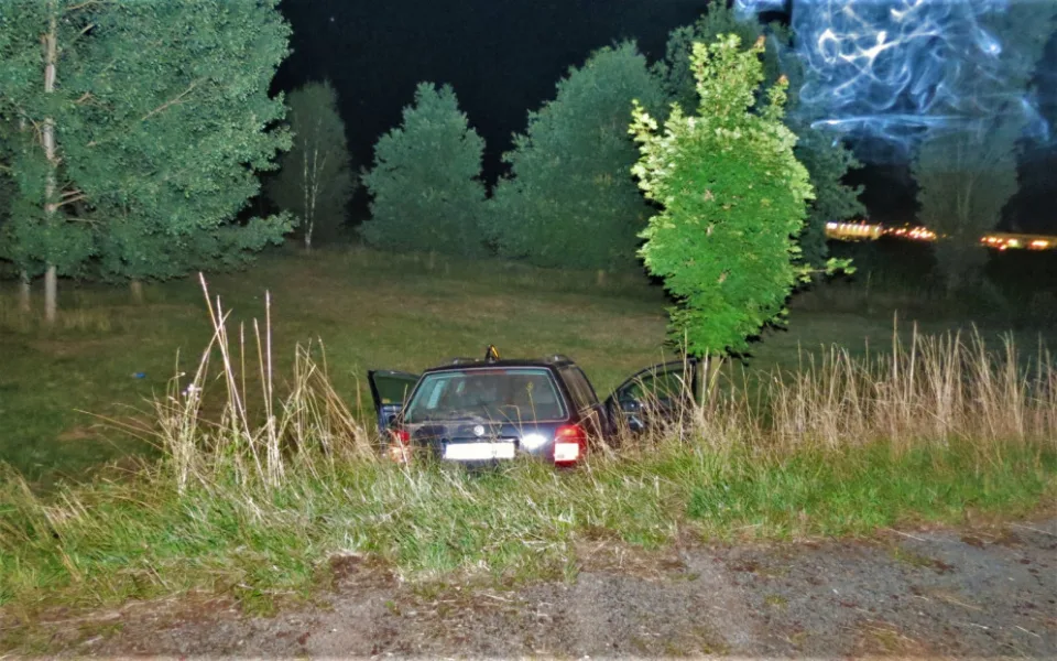 Při úprku před policejní hlídkou neváhal zdrogovaný řidič prorazit plot, ve finále stejně havaroval