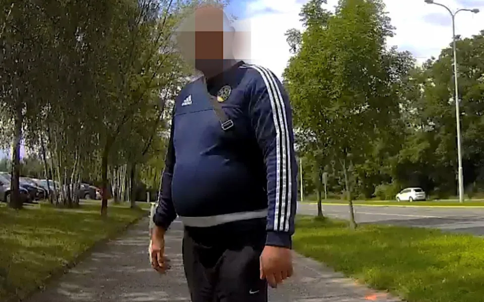 Uprchlý muž z nemocnice měl v ruce zavedenou kanylu a na útěku začal kolabovat