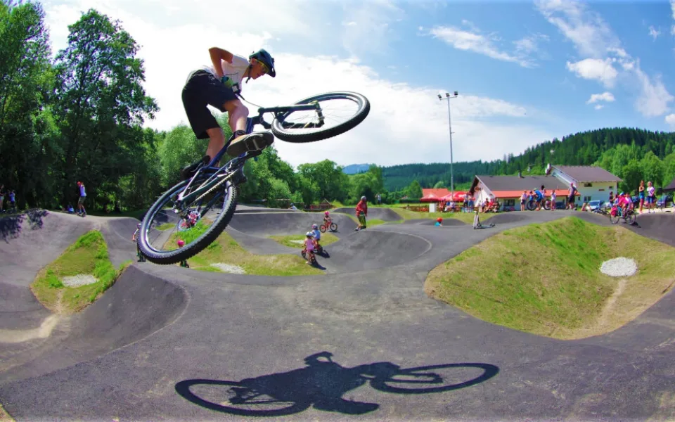 Rekreační Železná Ruda otevřela na Šumavě pumptrackovou dráhu
