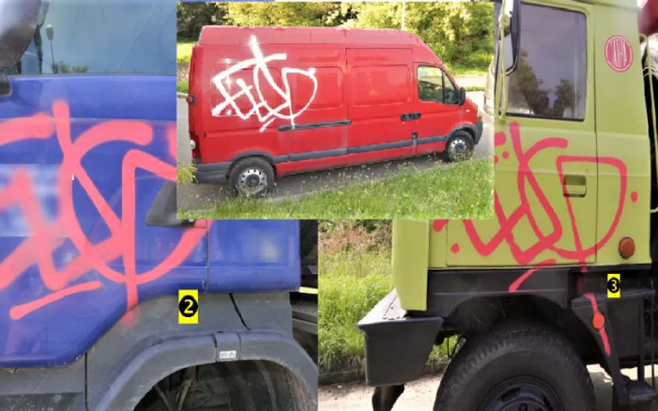 Vandal posprejoval tři automobily