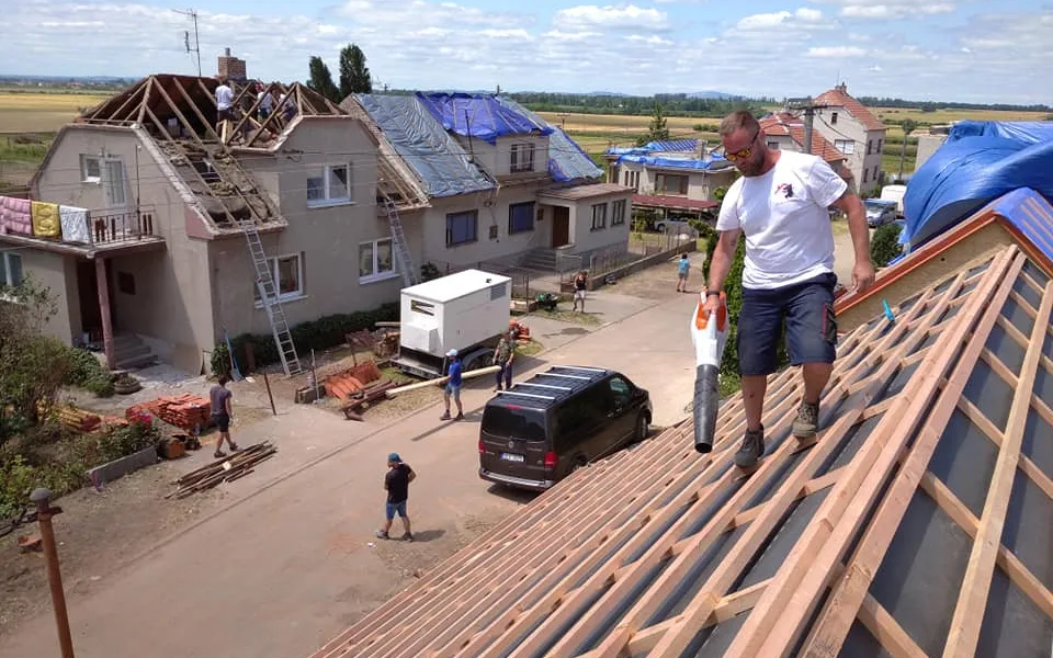 Parta pokrývačů z Domažlic vyjela pomoci na Moravu s opravou bouří poničených střech