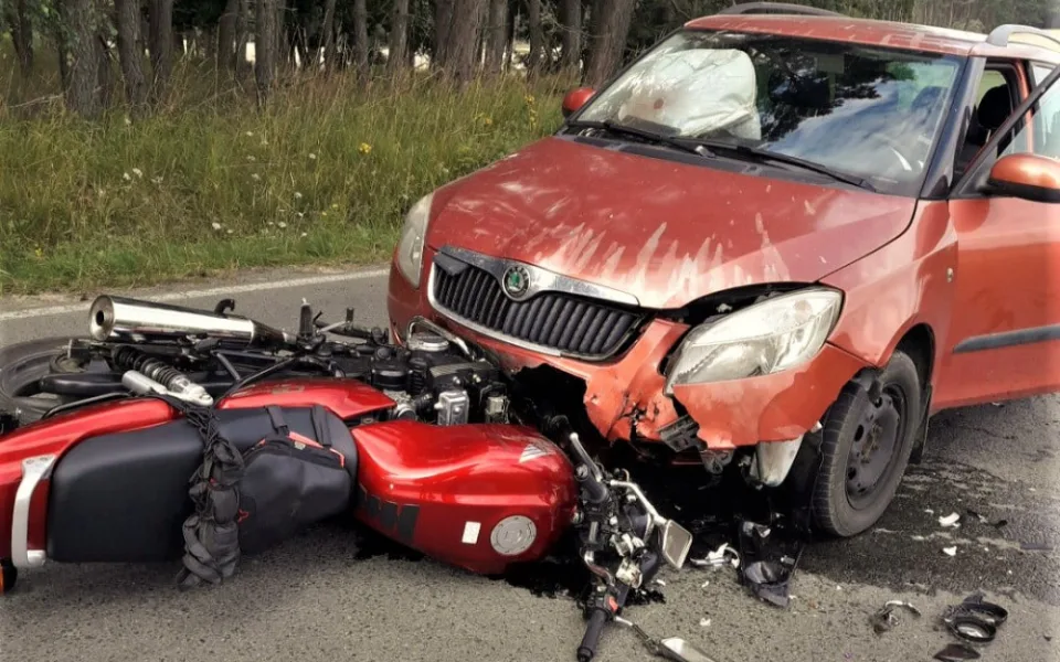 Motorkář při předjíždění skončil pod koly protijedoucího osobáku
