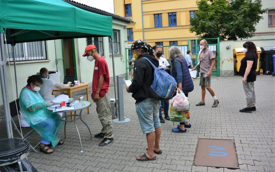 Zdravotníci začali s očkováním plzeňských bezdomovců, dostanou jednodávkovou vakcínu