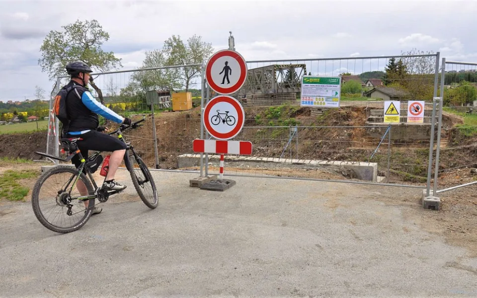 V důsledku deštivého počasí se protáhnou opravy dvou plzeňských lávek