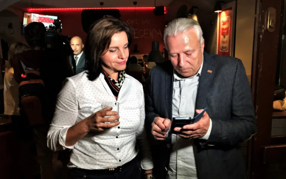 Ivana Mádlová ve volebním štábu s kolegou Vlastimilem Golou