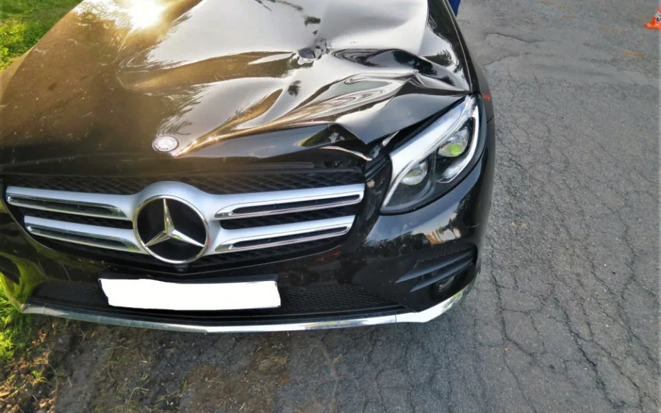 Luxusní mercedes se na křižovatce potkal s obracečem sena a je z toho škoda za 150 tisíc
