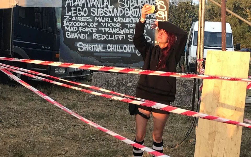 Technaři přijíždějí na místo konání free tekno party pod hradem Klenová, zatím převažují cizinci