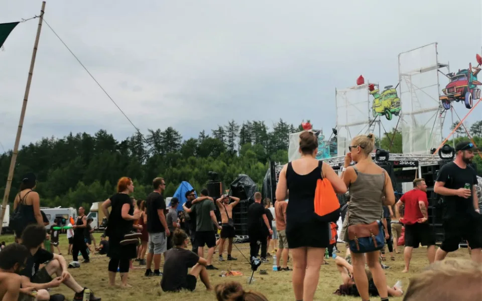 Technaři vypnuli soundystémy na freetekno party pod hradem Klenová podle dohody v 15.00 hodin