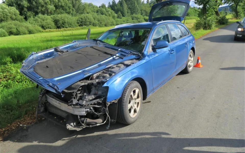 Řidič Audi se podruhé narodil. Když vjel na nechráněný přejezd přímo před vlak, dokázal částečně couvnout
