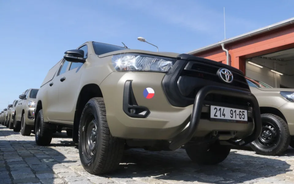 Vojáci si převzali první terénní Toyoty Hilux. Nahradí muzejní vozy UAZ