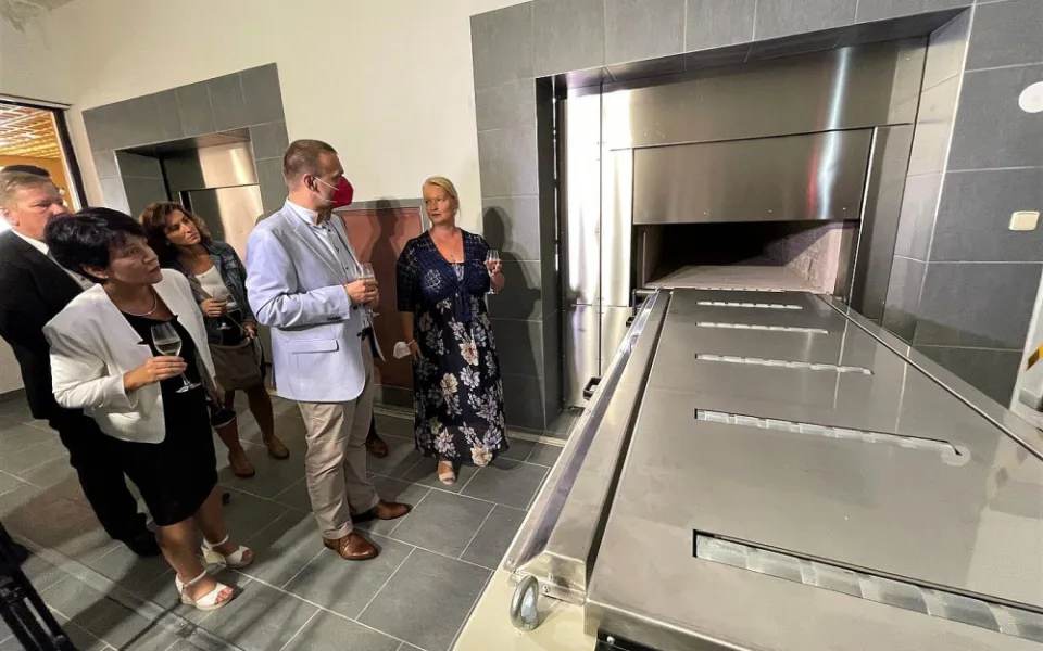 Primátor Plzně Martin Baxa při prohlídce nové kremační pece