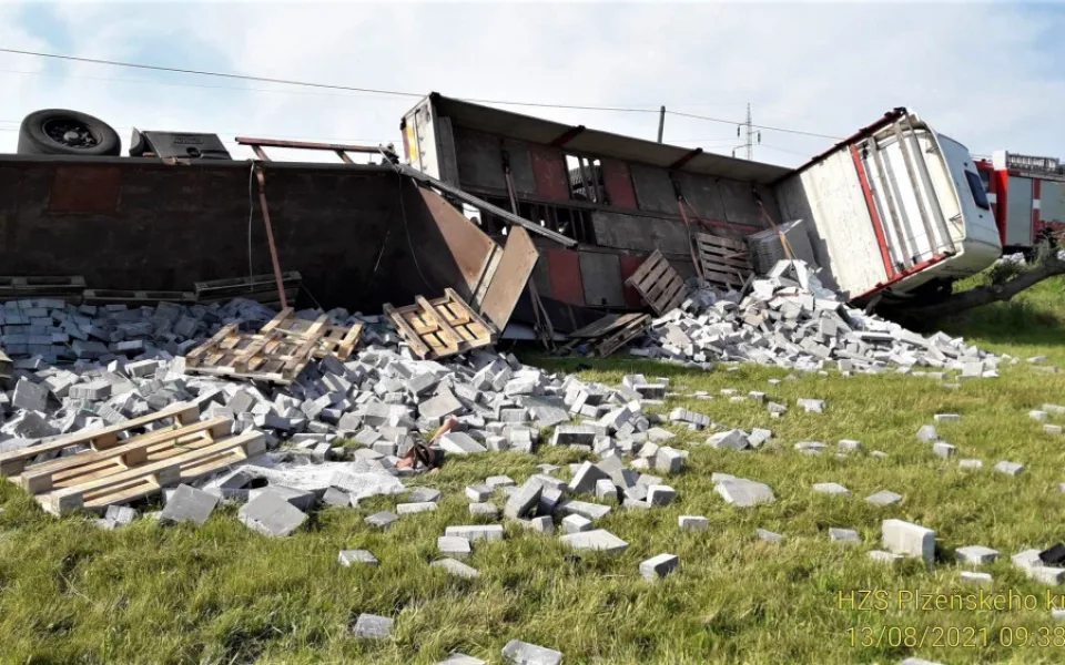 Auto najelo na nezpevněnou krajnici a zřítilo se za svahu, naložený stavební materiál se vsypal