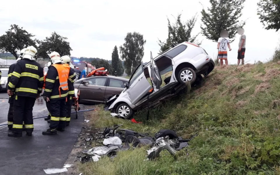 Při čelním střetu dvou aut na Klatovsku se vážně zranili čtyři lidé