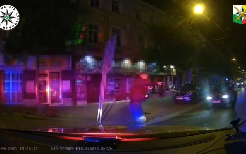 Zfetovaný mladík se řítil v kradeném BMW ulicemi města, zastavil ho až policejní  zátaras