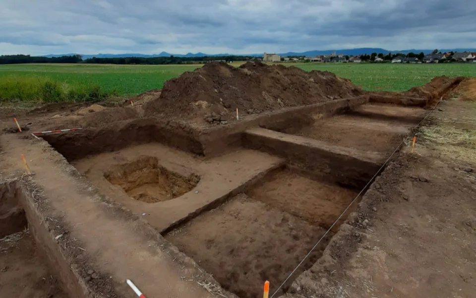 Pravěká mohyla u hory Říp ukrývala dětské ostatky, objevili ji plzeňští archeologové
