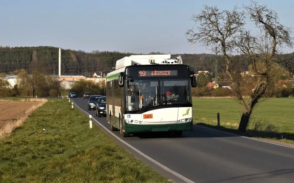 Trolejbusy mohou díky výkonným bateriím projíždět i úseky, kterými nevedou troleje