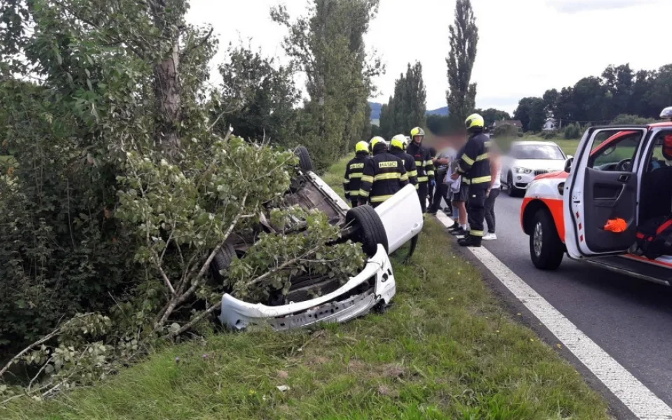 Dvacetiletý řidič nezvládl manévr. V autě převráceném na střechu se po nárazu do stromu zranili čtyři mladí lidé