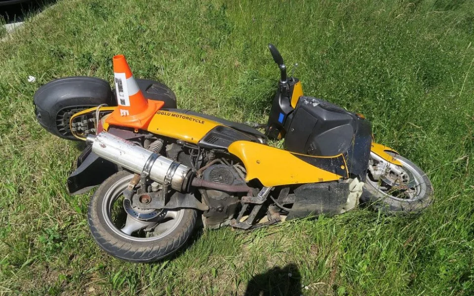 Opilec bez řidičáku havaroval na motocyklu, který si bez dovolení vypůjčil. Při nehodě zranil spolujezdce