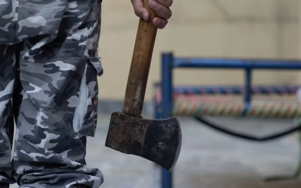 Naštvaný muž chtěl cizinci rozmlátit a stan sekerou. Vyhrožoval i své družce, že jí zapálí