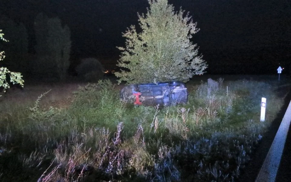 Auto skončilo převrácené na boku mimo silnici