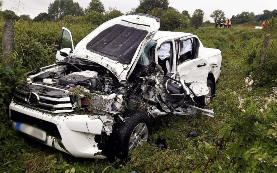 Vlek náklaďáku vyjel v zatáčce do protisměru, kde po nárazu doslova sešrotoval terénní auto