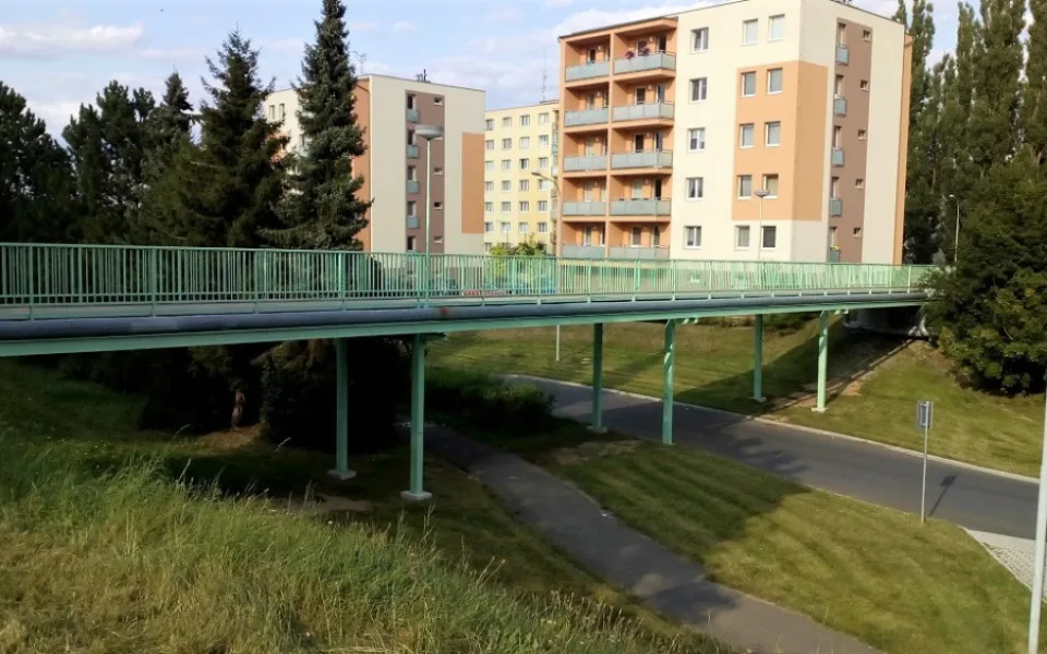 Chátrající lávka na plzeňském sídlišti Skvrňany je uzavřená a začíná rozsáhlá rekonstrukce 