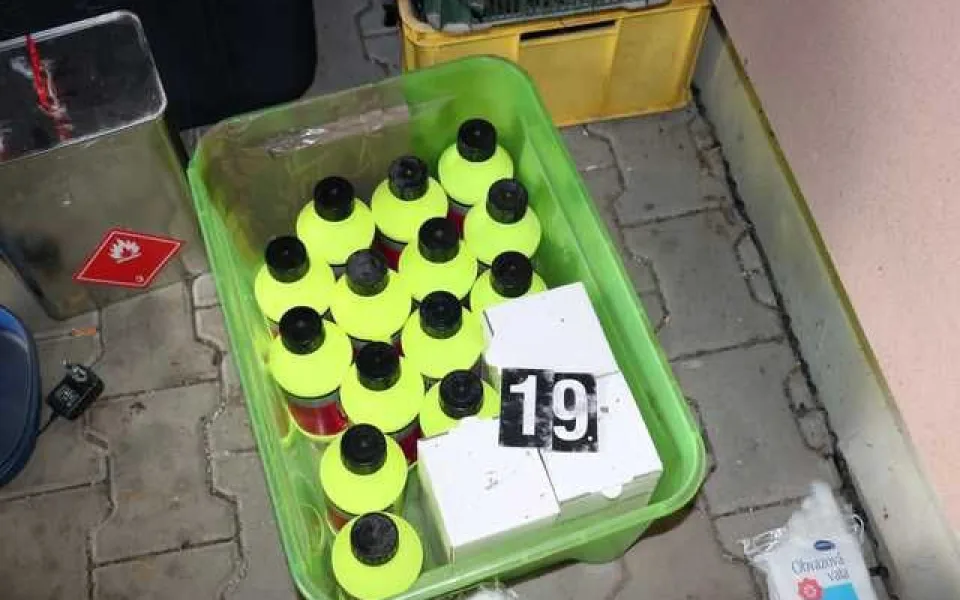 Cizinec ve velkém vařil pervitin, policie u něj objevila 18 kilo léků a litry chemikálií