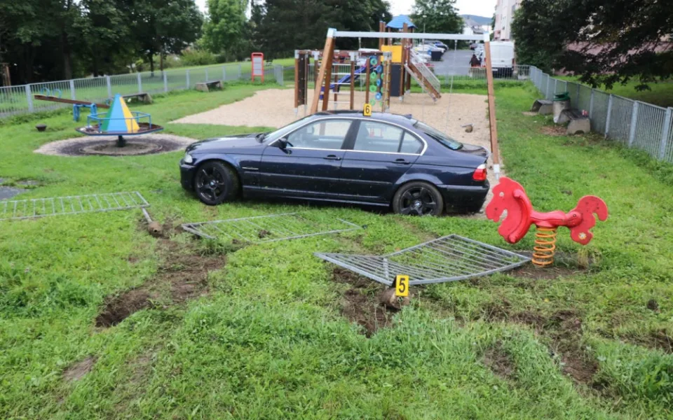Řidič BMW vletěl s autem přímo doprostřed dětského hřiště
