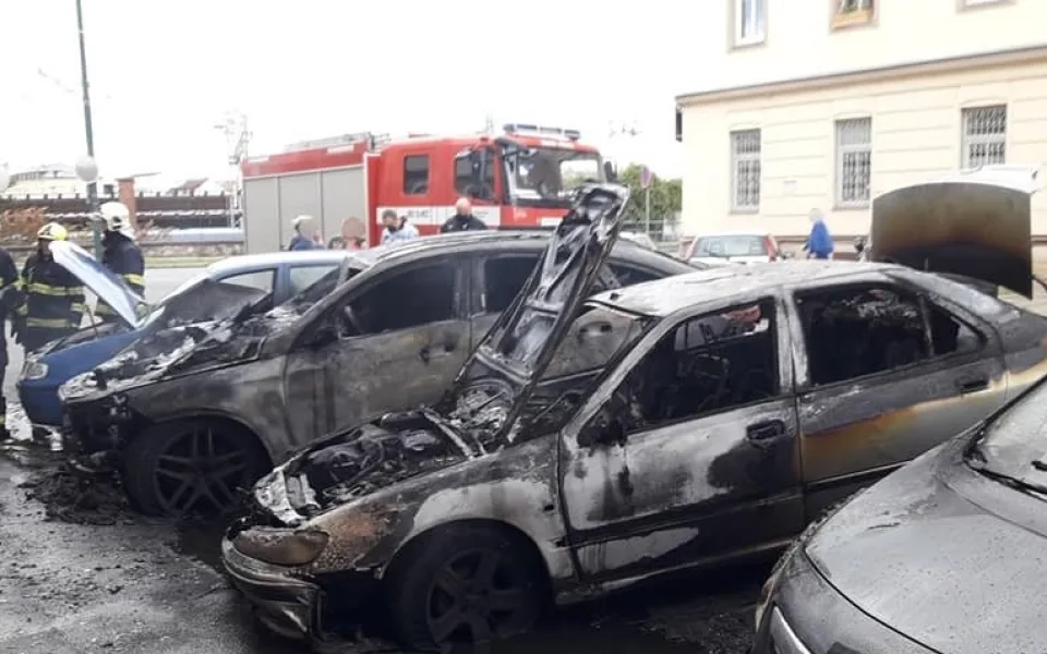 Žhář podpálil zaparkovaný Mercedes, oheň se rychle šířil na další auta