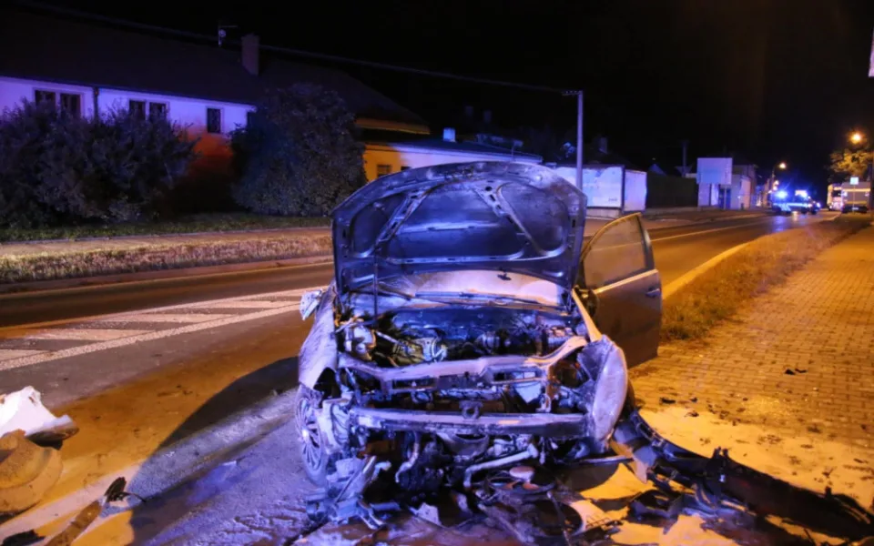 Silně opilý cizinec prorazil betonovou zábranu, smetl značky a zaparkoval na chodníku