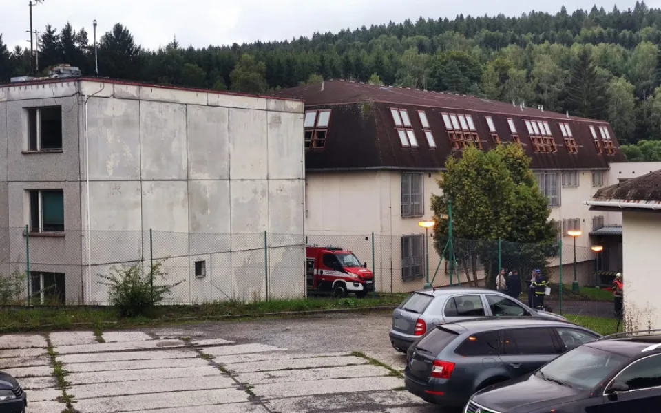 Z uprchlického tábora v Bálkové se linul silný dým, na místě zasahovalo devět jednotek hasičů
