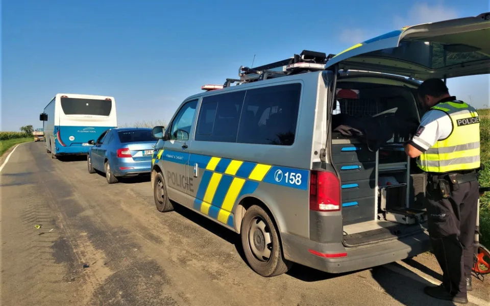 Děti nedojely první den včas do školy, do jejich autobusu narazil s osobákem mladý řidič