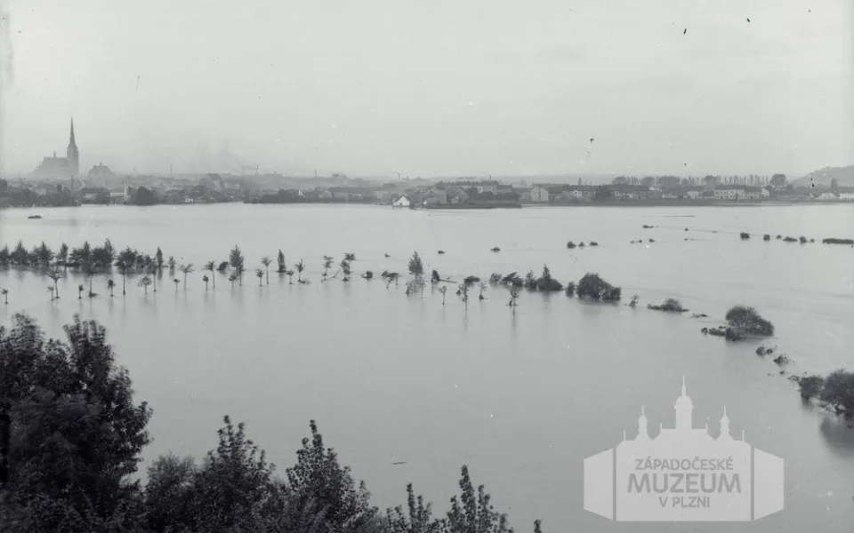 Velká povodeň v Plzni roku 1890 - pohled ze Zámečku.